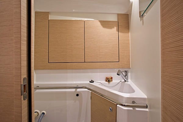 Badrum och toalett i segelb�ten Elan 45